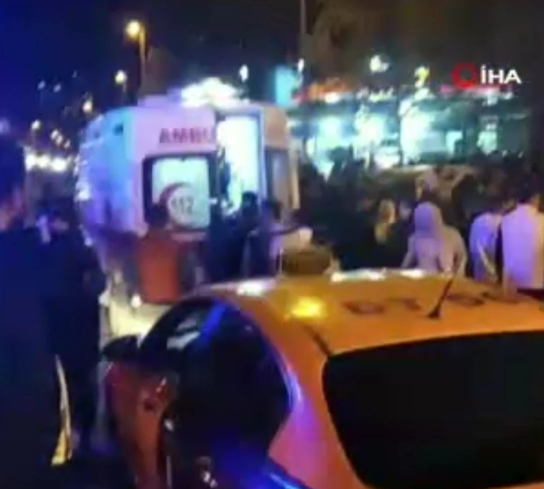 Ambulansı durdurup 'onu bırak bunu al' diyen hasta yakınları sağlık çalışanını darp etti